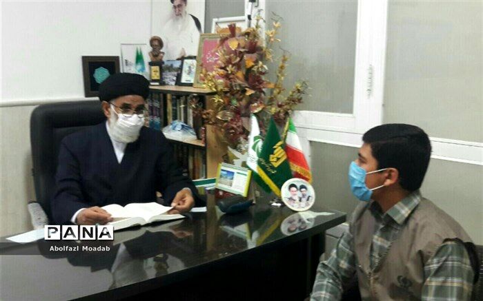 برای همه اقشار جامعه، واجب است که به قشر معلم احترام ویژه بگذارند