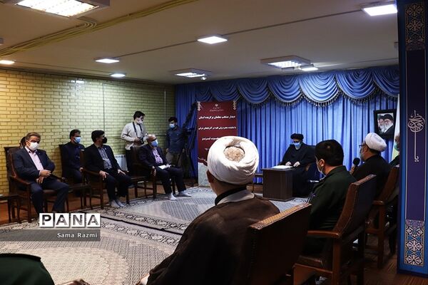 دیدار منتخب معلمان با نماینده ولی فقیه در تبریز
