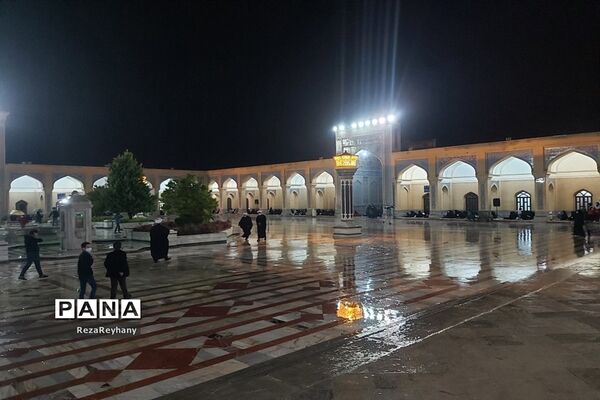 مراسم  شب قدر زیر نم نم باران در زیارتگاه شهید مدرس کاشمر