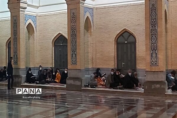 مراسم  شب قدر زیر نم نم باران در زیارتگاه شهید مدرس کاشمر