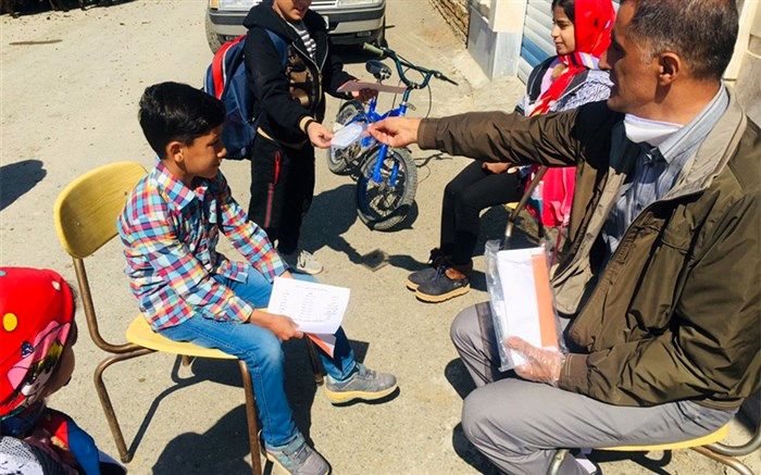 روایت معلم منتخب آذربایجانی که به کمک دانش آموزان در کلاس های چندپایه ای تدریس می‌کند