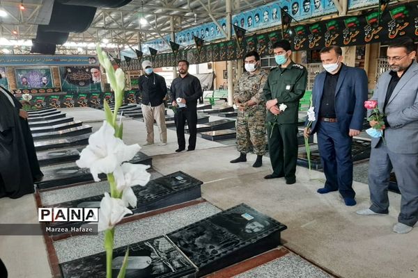 ادای احترام مسئولان آموزش و پرورش  و بسیج فرهنگیان ملارد به شهدای فرهنگی