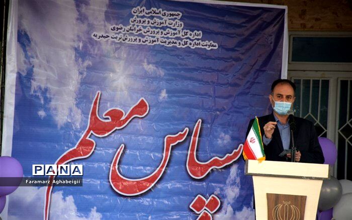 زحمات معلمان همانند کادر سلامت ارزشمند و قابل قدردانی است