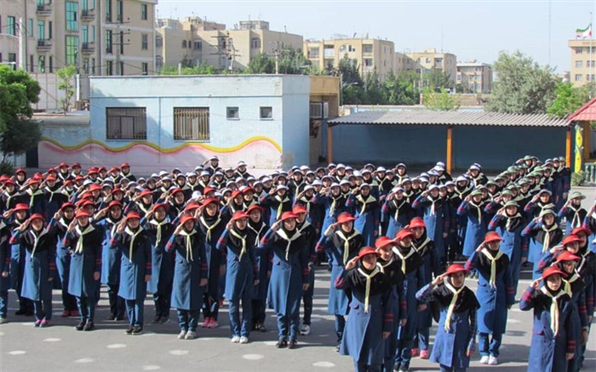 بوسه بر دستمال گردن مربی پیشتازم