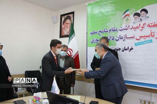 مراسم هفته گرامیداشت مقام شامخ معلم وسالروزتاسیس سازمان دانش آموزی