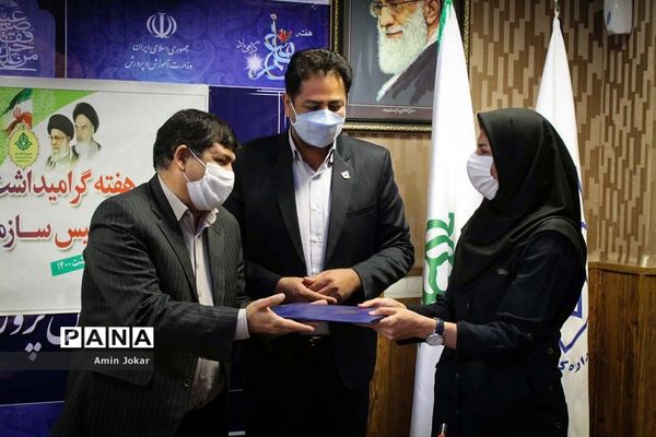 مراسم هفته گرامیداشت مقام معلم و سالروز تأسیس سازمان دانش‌آموزی به صورت و بینار