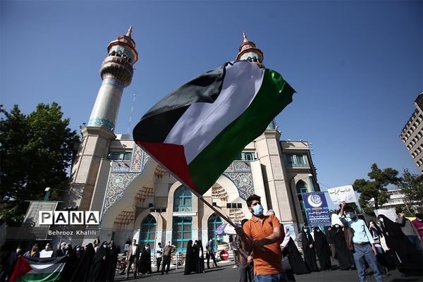 راهپیمایی نمازگزاران از دانشگاه تهران به سمت میدان فلسطین در حمایت از مردم فلسطین