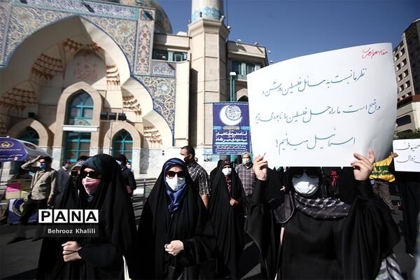 راهپیمایی نمازگزاران از دانشگاه تهران به سمت میدان فلسطین در حمایت از مردم فلسطین