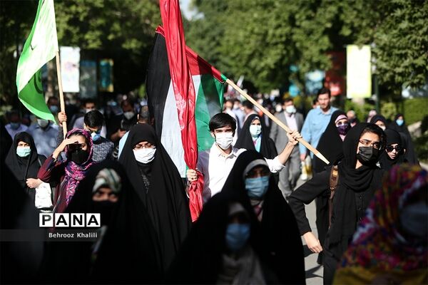راهپیمایی نمازگزاران از دانشگاه تهران به سمت میدان فلسطین در حمایت از مردم فلسطین