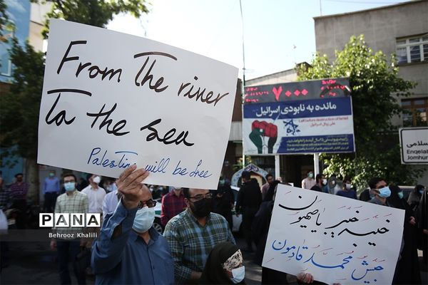 راهپیمایی نمازگزاران از دانشگاه تهران به سمت میدان فلسطین در حمایت از مردم فلسطین