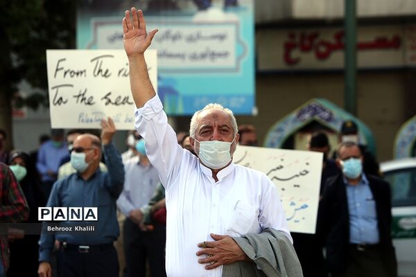 راهپیمایی نمازگزاران از دانشگاه تهران به سمت میدان فلسطین در حمایت از مردم فلسطین