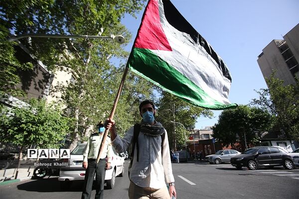 راهپیمایی نمازگزاران از دانشگاه تهران به سمت میدان فلسطین در حمایت از مردم فلسطین