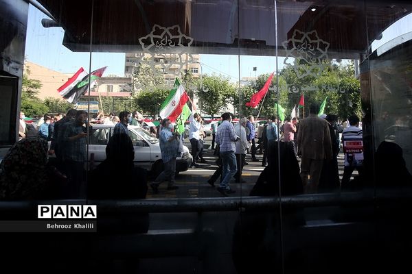 راهپیمایی نمازگزاران از دانشگاه تهران به سمت میدان فلسطین در حمایت از مردم فلسطین