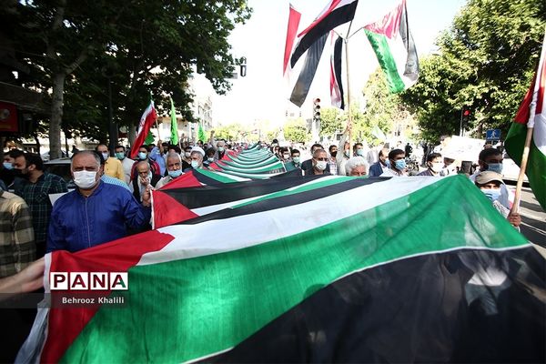 راهپیمایی نمازگزاران از دانشگاه تهران به سمت میدان فلسطین در حمایت از مردم فلسطین
