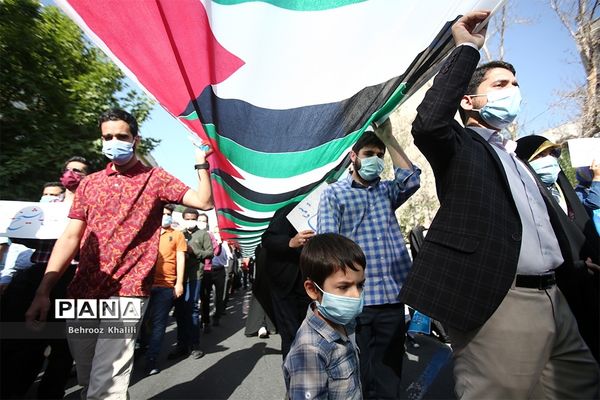 راهپیمایی نمازگزاران از دانشگاه تهران به سمت میدان فلسطین در حمایت از مردم فلسطین