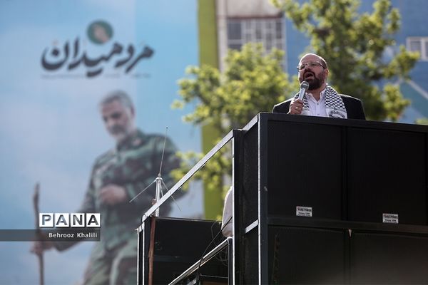 راهپیمایی نمازگزاران از دانشگاه تهران به سمت میدان فلسطین در حمایت از مردم فلسطین