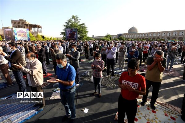 اقامه نماز عید فطر در میدان امام اصفهان