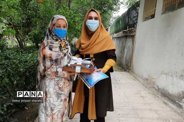 تجلیل از معلمان و بازنشستگان مدرسه مهدی‌دوست ناحیه یک ری در کنار درب منازل
