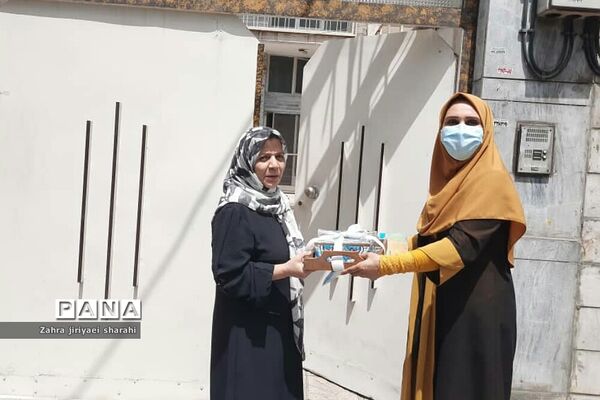تجلیل از معلمان و بازنشستگان مدرسه مهدی‌دوست ناحیه یک ری در کنار درب منازل