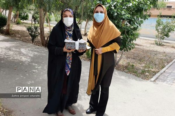 تجلیل از معلمان و بازنشستگان مدرسه مهدی‌دوست ناحیه یک ری در کنار درب منازل