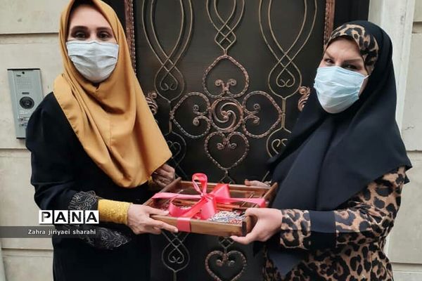 تجلیل از معلمان و بازنشستگان مدرسه مهدی‌دوست ناحیه یک ری در کنار درب منازل