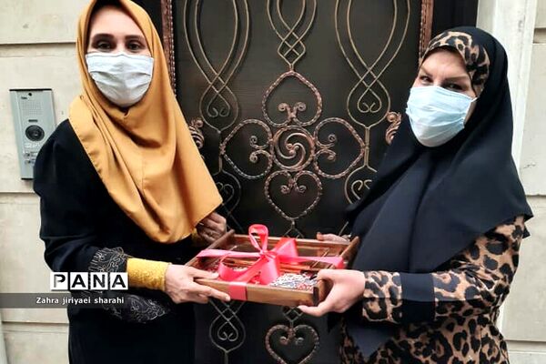 تجلیل از معلمان و بازنشستگان مدرسه مهدی‌دوست ناحیه یک ری در کنار درب منازل