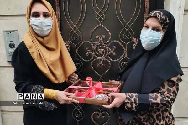 تجلیل از معلمان و بازنشستگان مدرسه مهدی‌دوست ناحیه یک ری در کنار درب منازل
