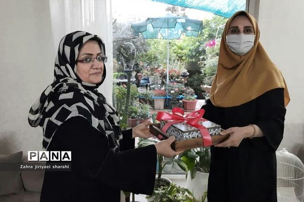 تجلیل از معلمان و بازنشستگان مدرسه مهدی‌دوست ناحیه یک ری در کنار درب منازل