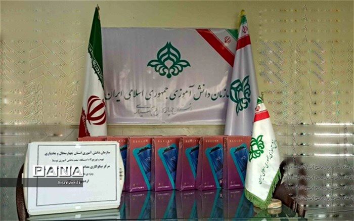 اهدای 103 تبلت در مرکز نیکوکاری مدادرنگی به دانش‌آموزان