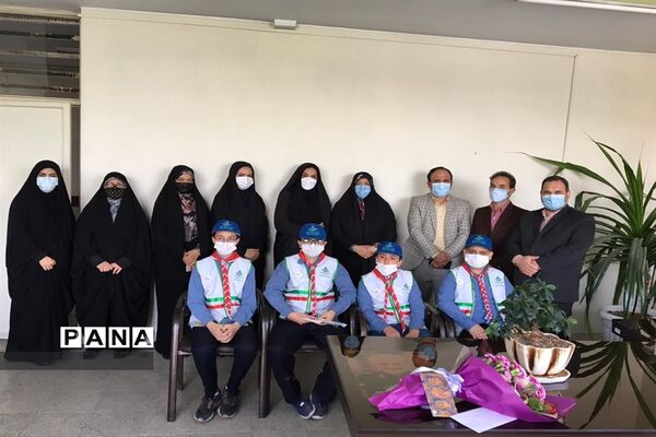 اهدای یادبود به مناسبت  سالروز تاسیس سازمان دانش آموزی به همکاران
