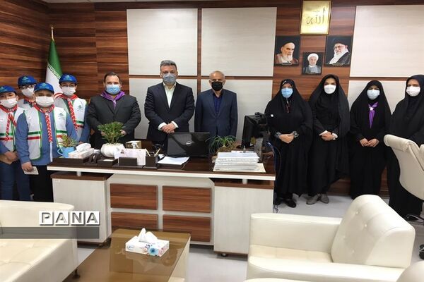 اهدای یادبود به مناسبت  سالروز تاسیس سازمان دانش آموزی به همکاران