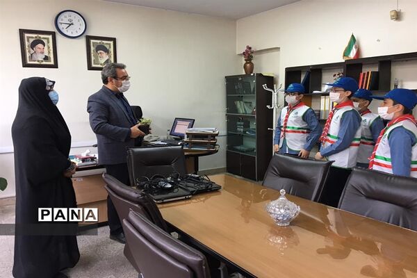 اهدای یادبود به مناسبت  سالروز تاسیس سازمان دانش آموزی به همکاران