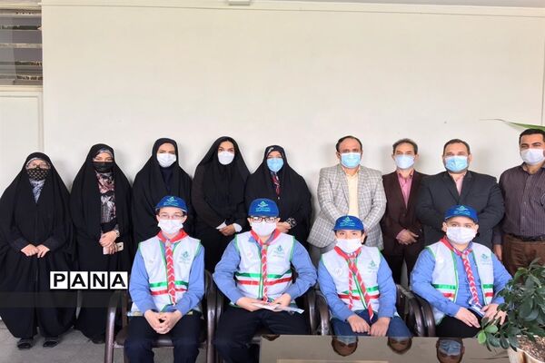 اهدای یادبود به مناسبت  سالروز تاسیس سازمان دانش آموزی به همکاران