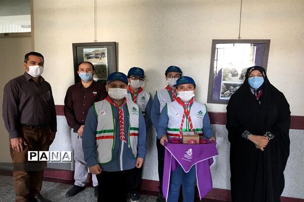 اهدای یادبود به مناسبت  سالروز تاسیس سازمان دانش آموزی به همکاران