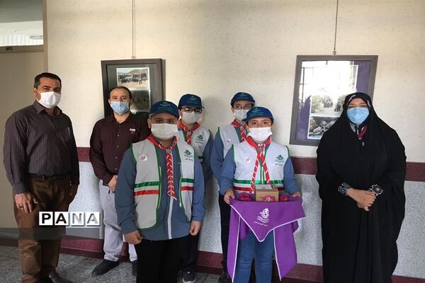 اهدای یادبود به مناسبت  سالروز تاسیس سازمان دانش آموزی به همکاران