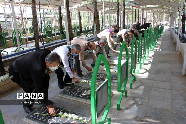 غبارروبی مزارشهدا همزمان بابیست و دومین سالروز تاسیس سازمان دانش‌آموزی