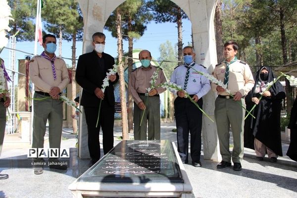 غبارروبی مزارشهدا همزمان بابیست و دومین سالروز تاسیس سازمان دانش‌آموزی