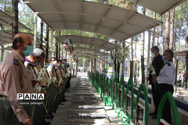 غبارروبی مزارشهدا همزمان بابیست و دومین سالروز تاسیس سازمان دانش‌آموزی