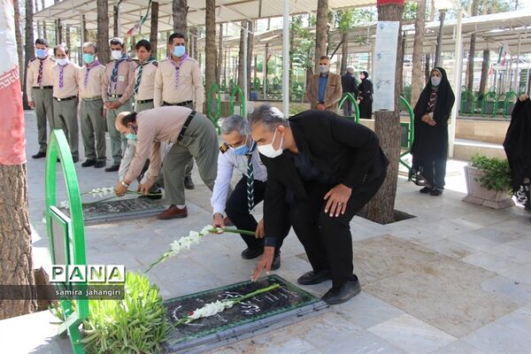 غبارروبی مزارشهدا همزمان بابیست و دومین سالروز تاسیس سازمان دانش‌آموزی