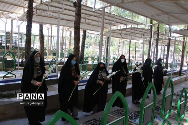 غبارروبی مزارشهدا همزمان بابیست و دومین سالروز تاسیس سازمان دانش‌آموزی
