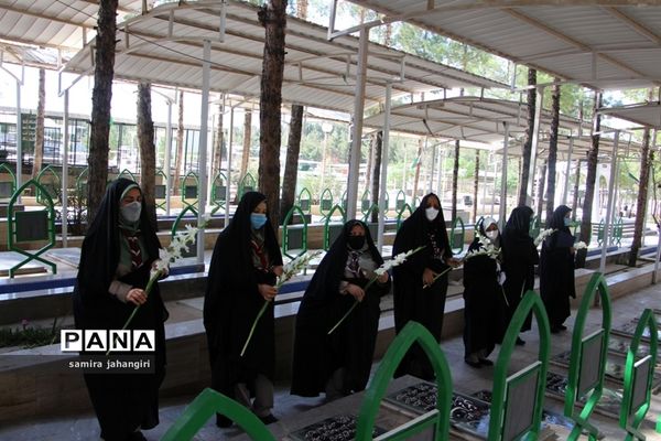 غبارروبی مزارشهدا همزمان بابیست و دومین سالروز تاسیس سازمان دانش‌آموزی