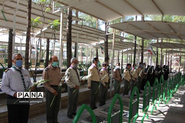 غبارروبی مزارشهدا همزمان بابیست و دومین سالروز تاسیس سازمان دانش‌آموزی