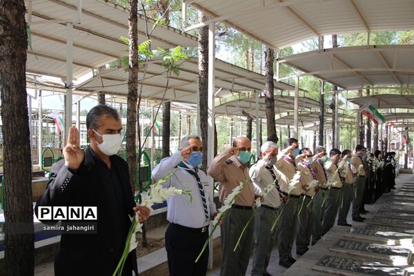 غبارروبی مزارشهدا همزمان بابیست و دومین سالروز تاسیس سازمان دانش‌آموزی