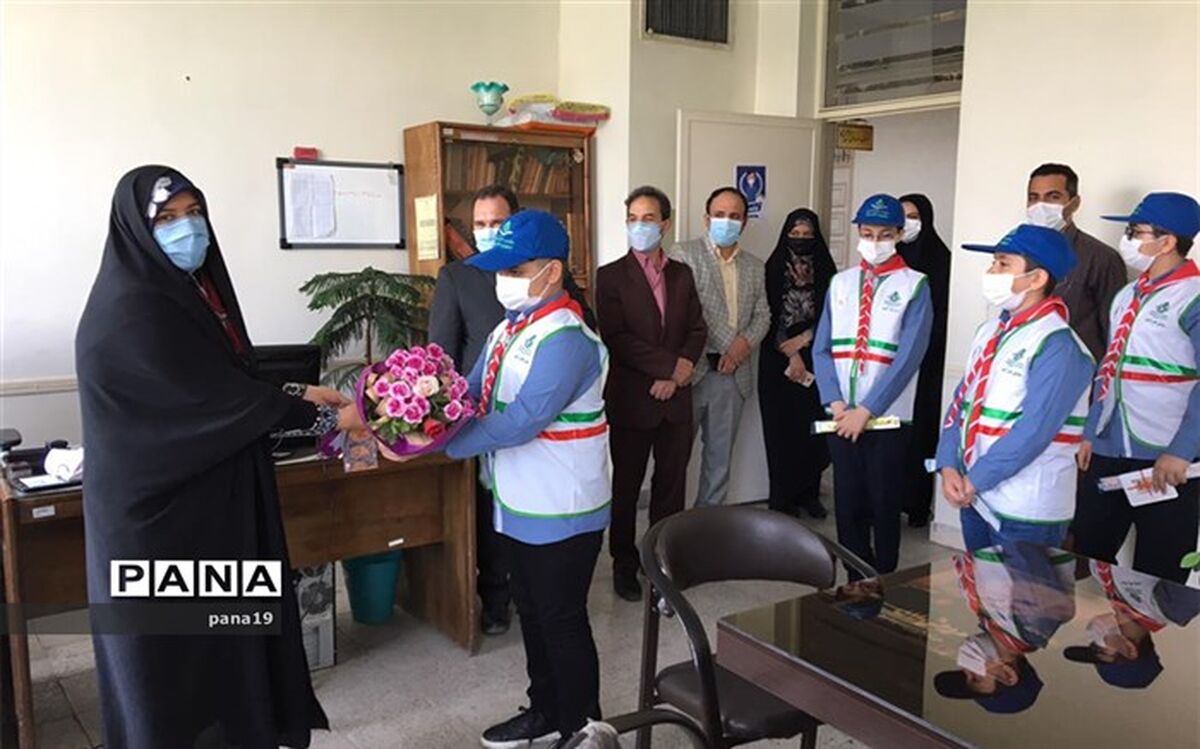 تجلیل از مدیر سازمان دانش آموزی منطقه۱۹