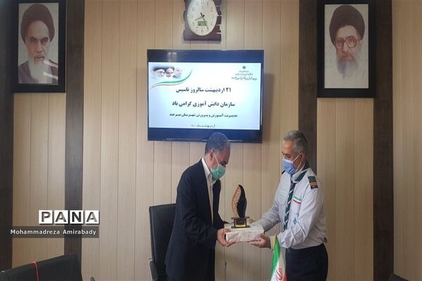 دیدار مربیان پیشتاز شهرستان بیرجند با مدیر آموزش و پرورش به مناسبت ۲۱ اردیبهشت ماه