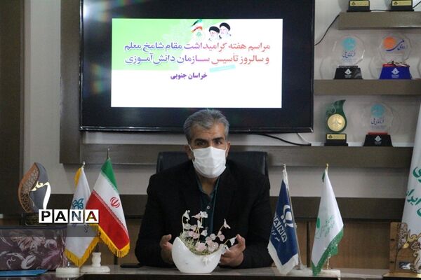 دیدار مربیان پیشتاز با مدیرسازمان دانش آموزی استان