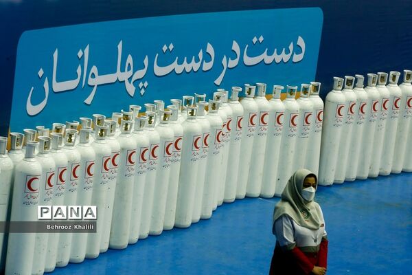 آیین توزیع بسته‌های معیشتی هلال احمر