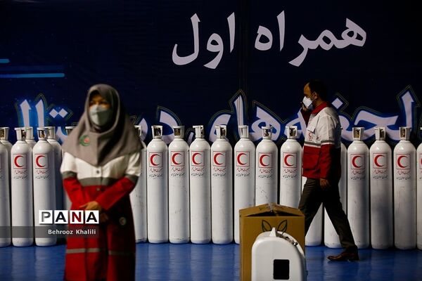 آیین توزیع بسته‌های معیشتی هلال احمر