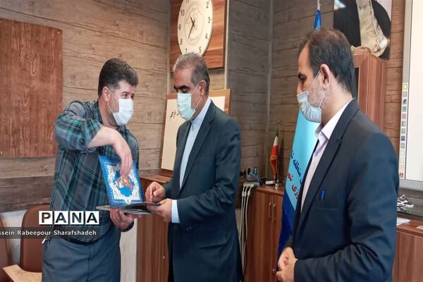 تقدیر از مربیان و دانش آموز پیشتاز منطقه 16