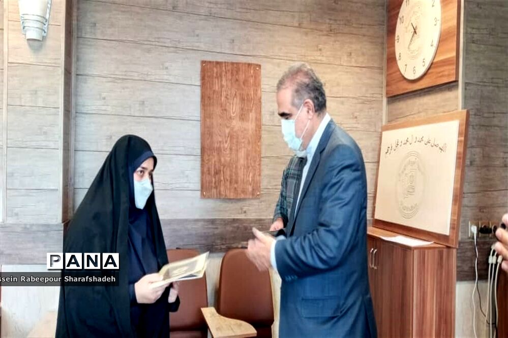 تقدیر از مربیان و دانش آموز پیشتاز منطقه 16